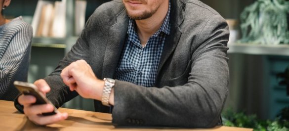 faltas e atrasos do colaborador